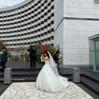 挙式後のトスバッティング。新郎新婦交互に行なった