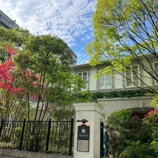 外観です。5月上旬になって、緑が生き生きとしてきました。