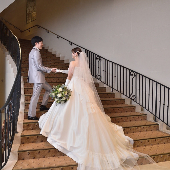 ロビー横に大きな階段があり、ドレスが綺麗に撮れました。