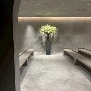 チャペルです。式場の大きな花は季節ごとに変わります