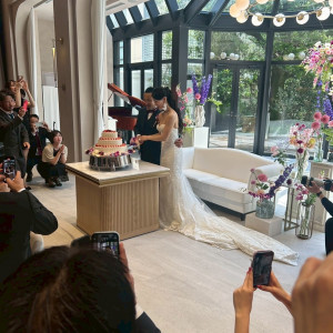 高砂はソファで。
ケーキ入刀シーンです。|747887さんのニーズ青山 by T&G WEDDING (旧 青山迎賓館)の写真(2435018)