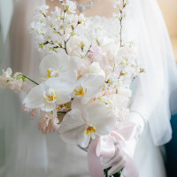 桜の枝と胡蝶蘭のオリジナルブーケ