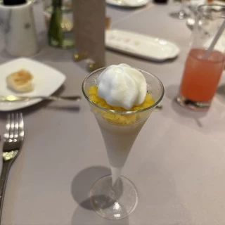 お肉料理前のお口直しのシャーベット。