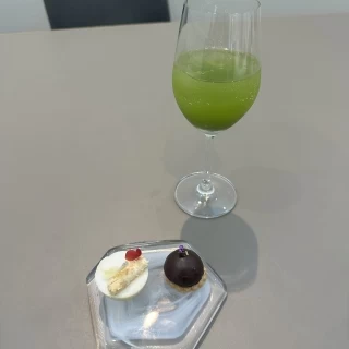 デザート。ソーダ水に抹茶のシロップ。