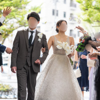 挙式後にガーデンでフラワーシャワーを行った時の写真です