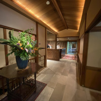 入り口から控え室までの場所。