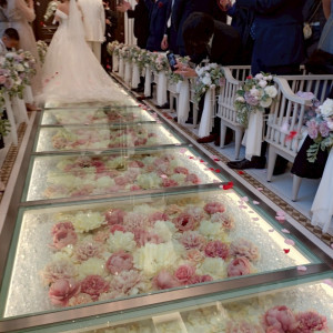 お花で埋め尽くされた、おすすめのバージンロードです。|748055さんのラグナヴェール 東京（LAGUNAVEIL TOKYO）の写真(2436302)