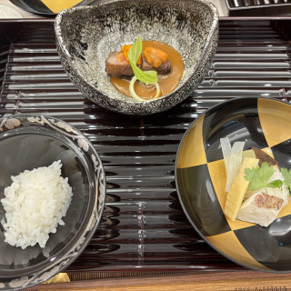 お米と椀ものと雲丹が乗ったお肉です。