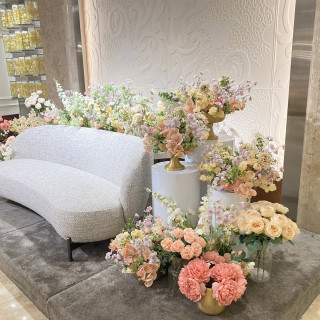 デフォルトで新郎新婦が座るソファに花が多く飾られていました。