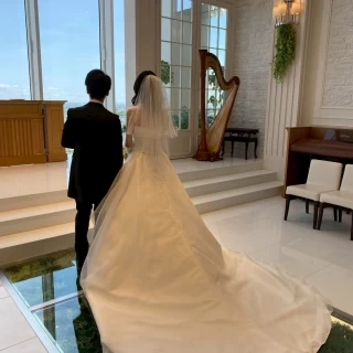 バージンロード近くからチャペルを撮影した写真です。
