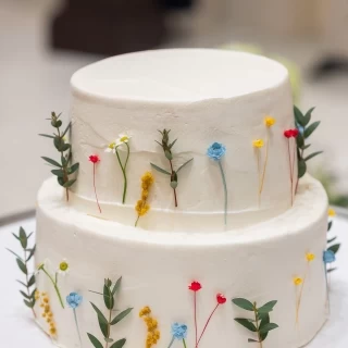 押し花がとても可愛いウェディングケーキです。