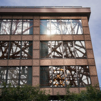 目の前には東京タワーで迫力満点
東京タワーが反射して映える