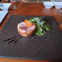 鶏のバロティーヌ。外側の皮がパリパリで美味。