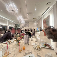 披露宴会場内は白を基調としていて広くて明るいです！