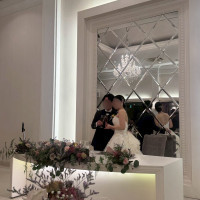 新郎新婦席は後ろが鏡になっていて気が抜けません！