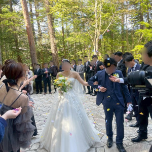 フラワーシャワーの際も緑に囲まれてとても良いです|748235さんのアネーリ軽井沢の写真(2437073)