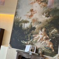 チャペルの壁画、オシャレで可愛らしかったです。