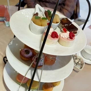 最後のデザートがアフタヌーンティーのように出てきた