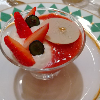 デザート　グラスの中はショートケーキのようになっていました