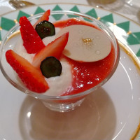 デザート　グラスの中はショートケーキのようになっていました
