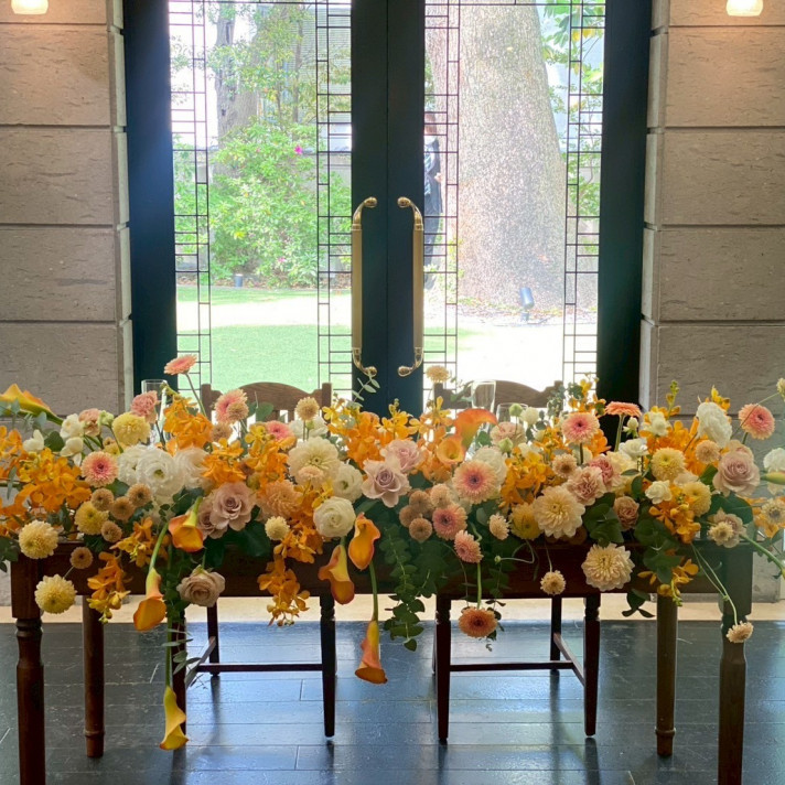 新郎新婦が座る席と装飾の花です。