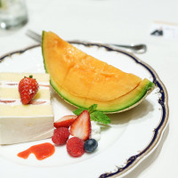 ウェディングケーキとフルーツの盛り合わせ