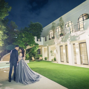 披露宴後、夜のガーデンでの撮影|748293さんのニーズ青山 by T&G WEDDING (旧 青山迎賓館)の写真(2441449)
