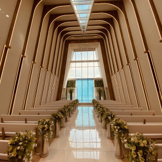 天井が高く自然光の入るチャペル