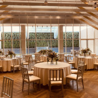 大人数入るナチュラルな雰囲気の披露宴会場