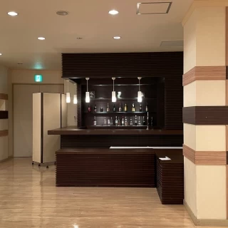 ドリンク受け取りのバーカウンター