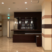 ドリンク受け取りのバーカウンター