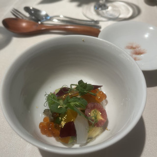鮑と旬野菜の山葵ジュレ カラスミとイクラ添え