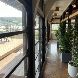 挙式会場の舟窓．（表面がうねっている）|748463さんのFUNATSURU KYOTO KAMOGAWA RESORT（登録有形文化財）の写真(2438022)
