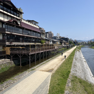 式場近くの橋からの全景、写真は5月のため川床が準備済み．|748463さんのFUNATSURU KYOTO KAMOGAWA RESORT（登録有形文化財）の写真(2438042)