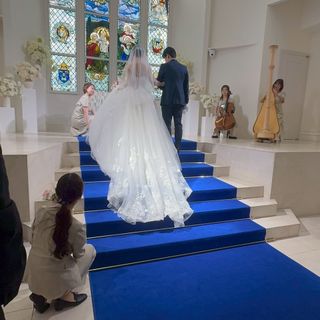 バージンロードのブルーにドレスが映えます