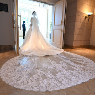 チャペル入り口は自然光が差し込みます。