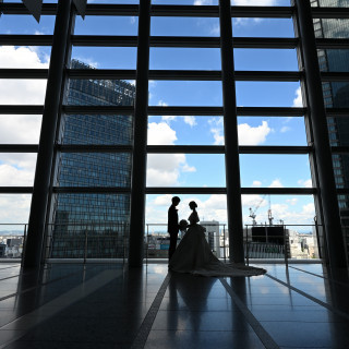 ホテルの入り口はビル群の景色が望めます。