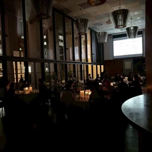 プロフィールムービー上映時の披露宴会場の様子|748518さんのmitte(ミッテ)の写真(2438492)
