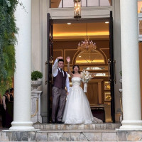 デザートビュッフェの会場でお出迎えする様子