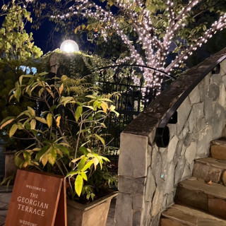 夜の式場の外観