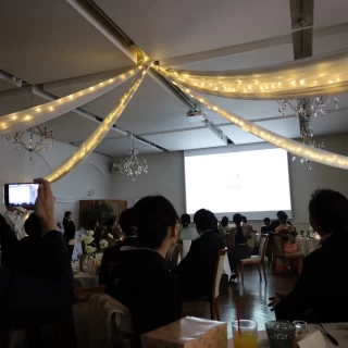 宴会場は好きなように飾り付けができます