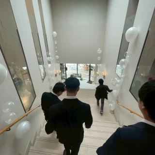 宴会場に向かう階段です
ここも好きなように装飾できました