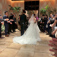 フラワーシャワーを参列者にやってもらっている写真です。