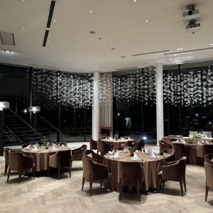 夜の披露宴会場の様子|748633さんのIRIS WATER TERRACE AYAMEIKE（イリスウォーターテラスあやめ池）の写真(2439417)