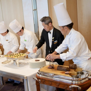 お肉料理は会場で切り分けていただく演出がありました