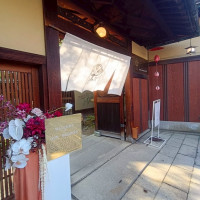 式場の入り口前