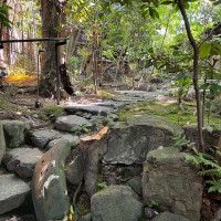 挙式から披露宴会場までにお庭があります。