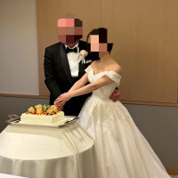 ウエディングケーキ入刀（正面から）