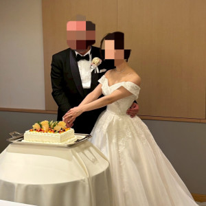 ウエディングケーキ入刀（正面から）|748665さんの星野リゾート トマム 水の教会の写真(2441513)