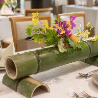 和装にあうレストラン会場の装花